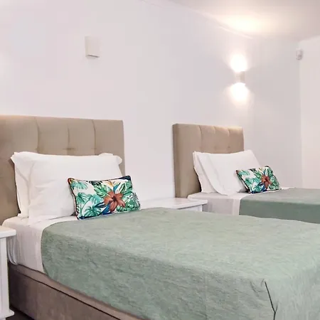 Mit 6 Schlafzimmern- Familie- Gruppen- Strand- Pool- Garten By Interhome *